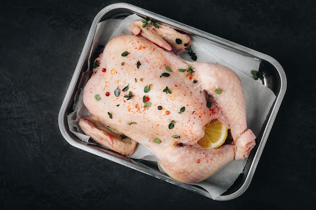 사진 닭고기 최고의 전망을 요리할 준비가 된 어두운 배경에 향신료를 넣은 신선한 생 자유 범위 치킨
