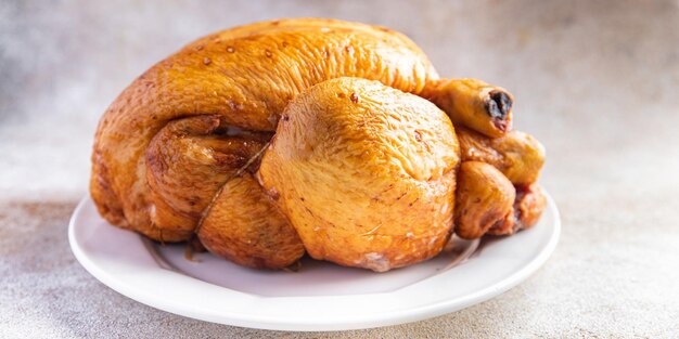 鶏肉全体または七面鳥の焼き鳥料理スナック食事食品テーブルの上のスナックコピースペース食品