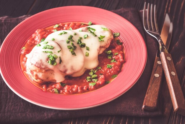 Фото Курица с пепперони и томатным соусом