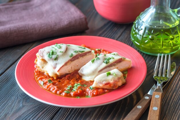 Foto pollo con peperoni e salsa di pomodoro