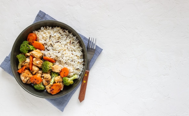 Photo chicken with rice, broccoli, carrots and soy sauce. healthy eating. diet. recipe.