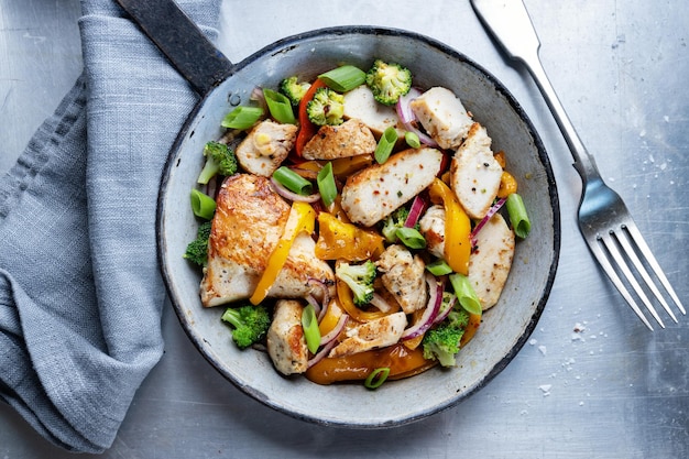 Photo chicken with vegetables in bowl