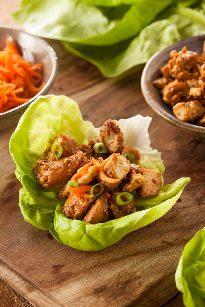 Foto pollo con verdure su una foglia di insalata