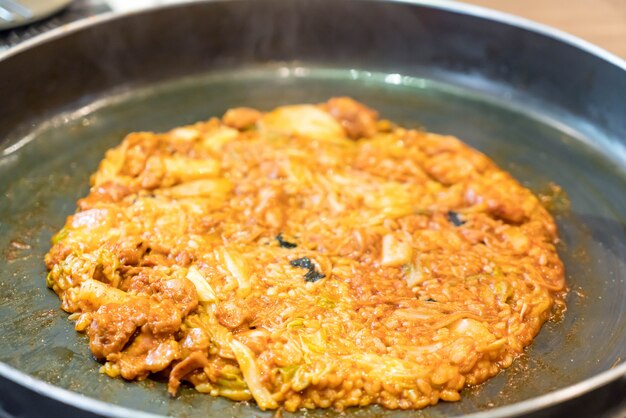 Foto pollo con verdure e salsa piccante in padella (dad galbi)