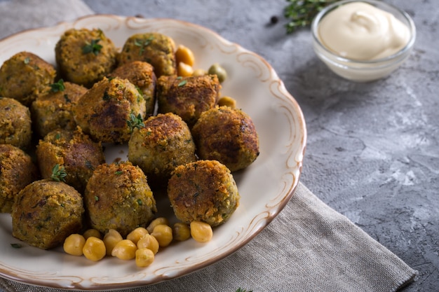 Falafel di ceci con timo su un piatto