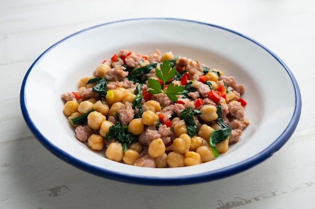 Chickpea salad with spinach minced pork and red pepper