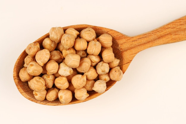 사진 흰색 표면 근접 촬영에 숟가락에 chickpeas