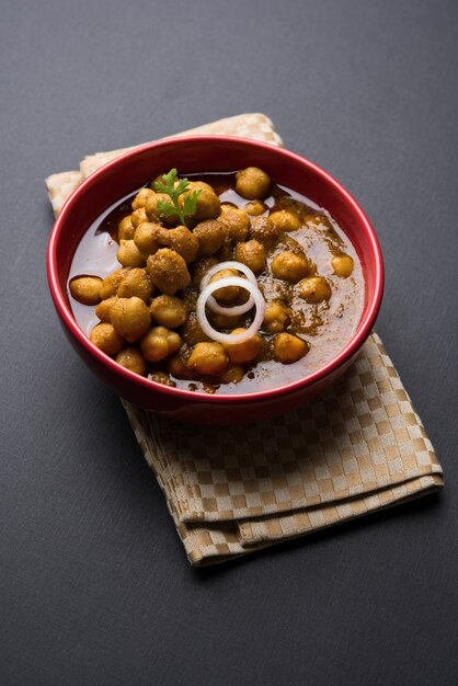 Chickpeas Masala - Chole masala 또는 choley 카레, 전통적인 북부 인도 점심, 세라믹 그릇에 제공되는 저녁 메뉴, 선별적인 초점