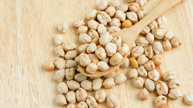 新鮮なひよこ豆の有機マメ科植物は、健康的なベジタリアンの食事を作ります