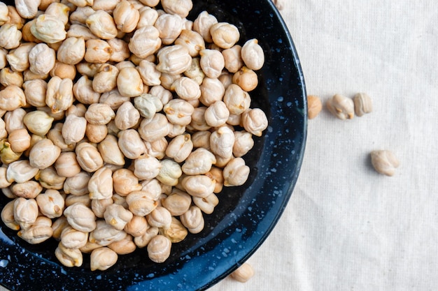 写真 新鮮なひよこ豆の有機マメ科植物は、健康的なベジタリアンの食事を作ります