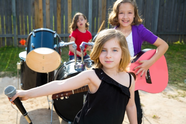 Photo chidren singer girl singing playing live band in backyard