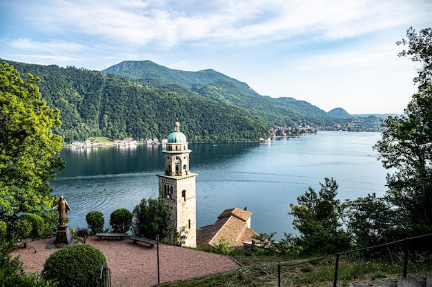 Foto chiesa di santa maria del sasso morcote ticino zwitserland uitzicht op het meer van lugano