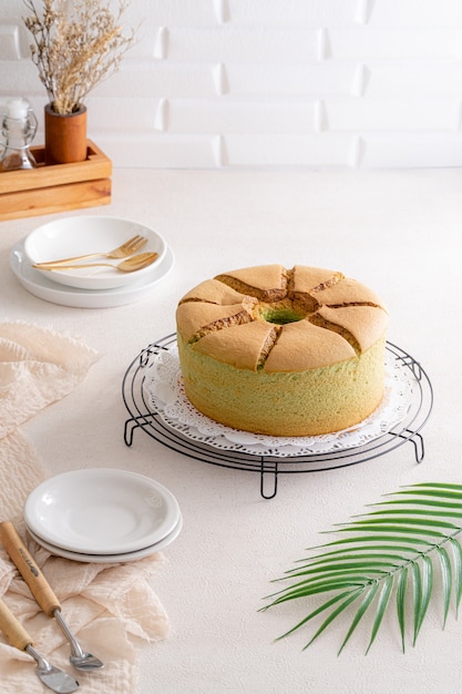 chiffon cake is een zeer lichte cake met karakteristiek gat in het midden van een niet-ingevette buispan