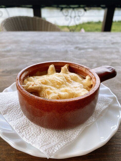 Foto julienne di pollo in cocotte in primo piano