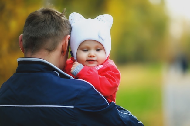 男の父の腕の中で子供