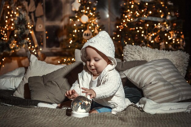 飾られたクリスマス ツリーの背景に子供