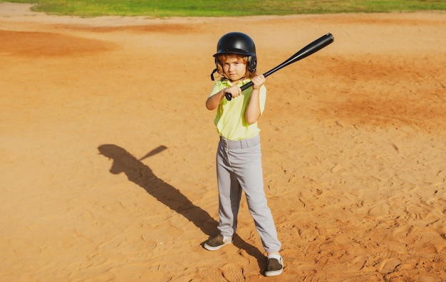 野球の試合中にピッチにぶつかろうとしている子供バッター子供野球はバットの準備ができています