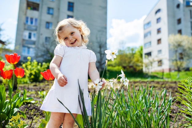 庭の花を見ている子供