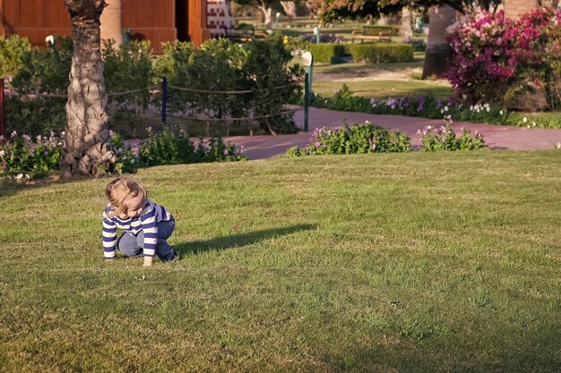 Photo child in blue clothes play on sunny day