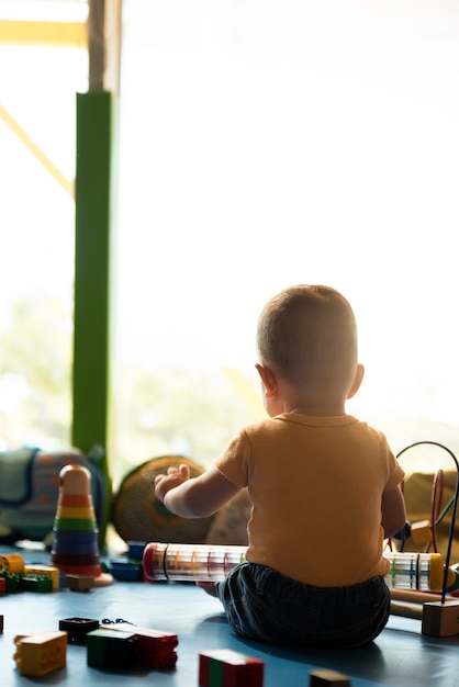 写真 教育玩具で遊ぶ子供男の子と母親。