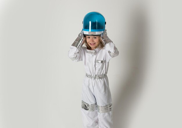 어린 소년은 우주 비행사 의상을 입고 복사 공간이 있는 격리된 배경을 입고 있습니다.