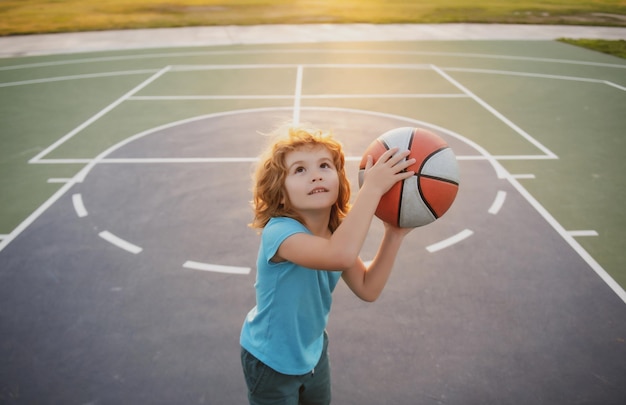 子供のためのバスケットボールの射撃最高のスポーツの準備をしている子供男の子