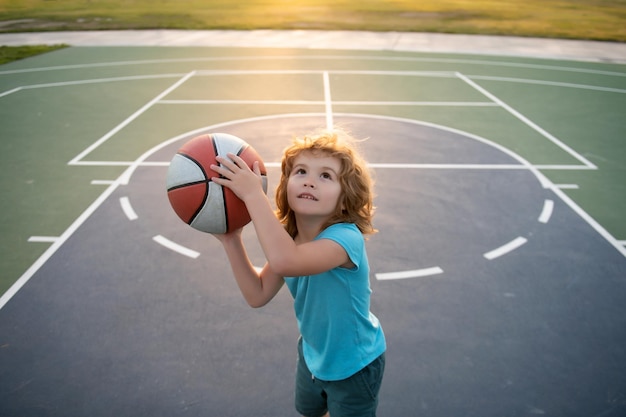 Bambino che si prepara per il tiro a basket, il miglior sport per bambini