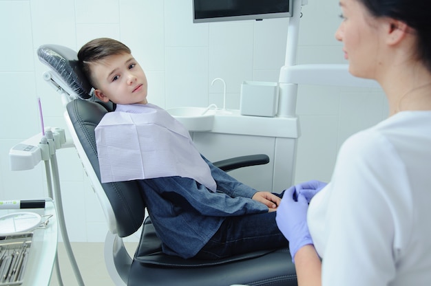 Un bambino con un dentista in uno studio dentistico