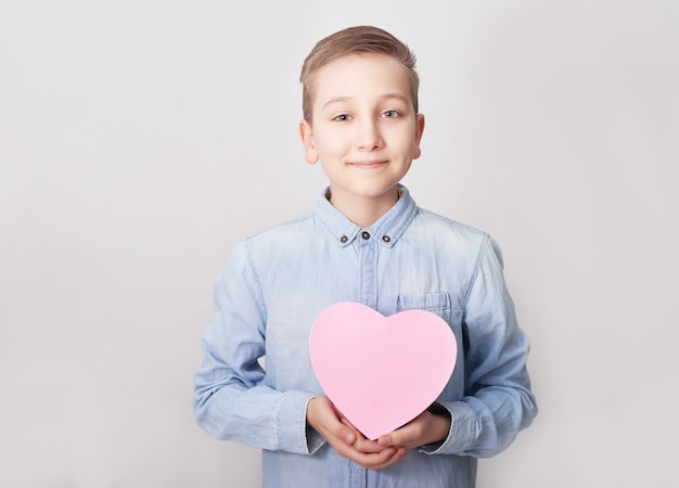 Ragazzo bambino con confezione regalo. festa della mamma.