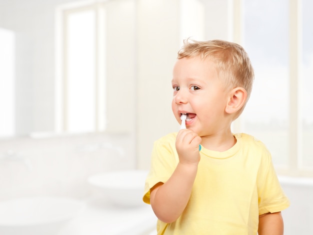 Photo child brushing teeth