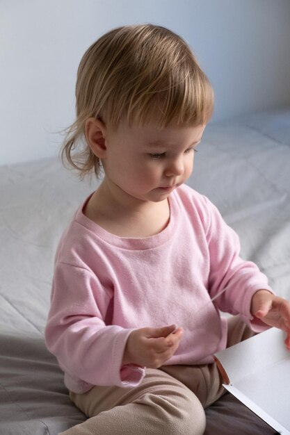 Foto un bambino guarda attentamente le schede educative con le immagini