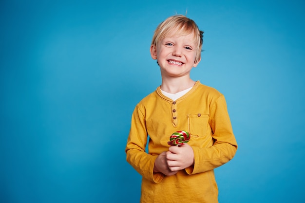 子供カジュアルなお菓子の少年青年