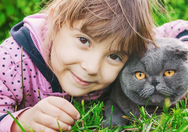 子供と猫セレクティブフォーカス