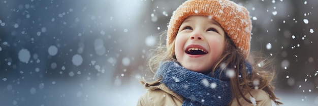 冬の公園で雪花を捕まえる子供が楽しんでいます