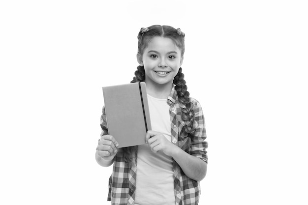 Детская милая девушка держит блокнот или дневник на белом фоне Дневник для детей Воспоминания о детстве Дневник для девочек концепция Записывайте секреты в своем милом девчачьем дневнике