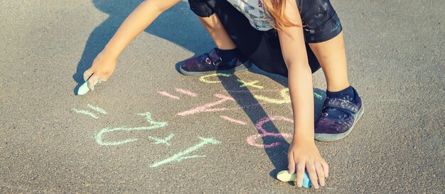 Photo the child decides grunts on the asphalt.