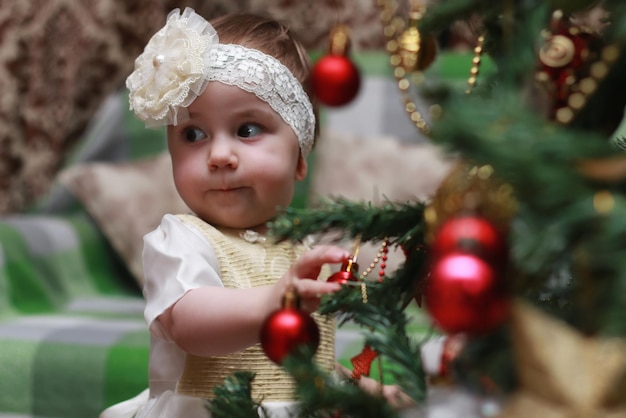 Il bambino decora il giocattolo dell'albero di natale