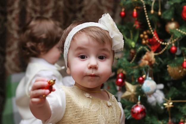 子供はクリスマスツリーのおもちゃを飾る