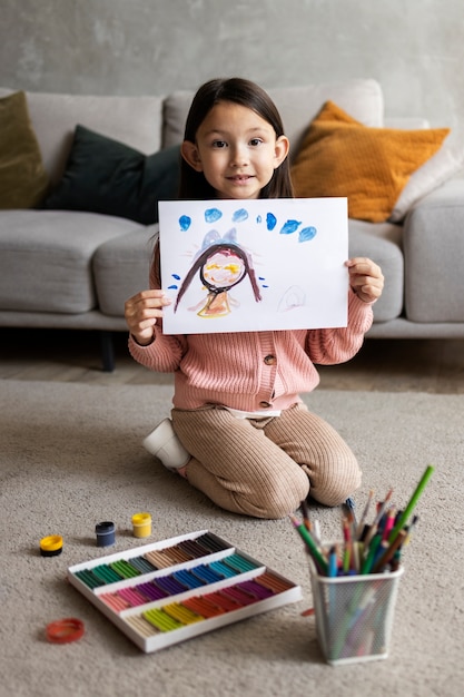 写真 屋内で家事をしている子供