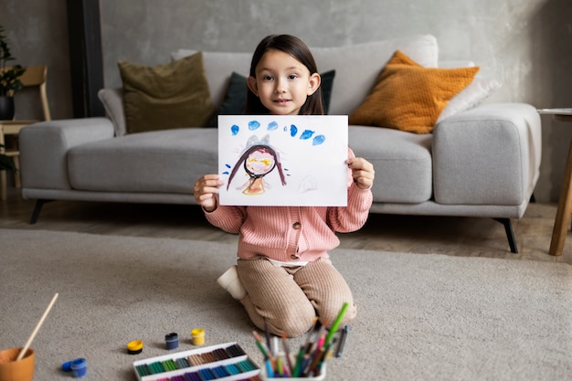 Foto bambino che fa attività domestiche al chiuso