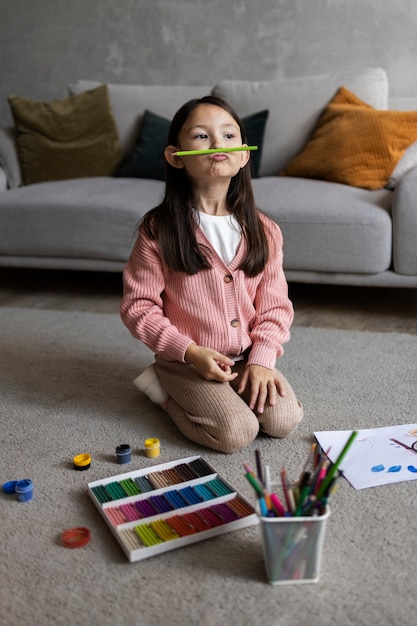 写真 屋内で家事をしている子供