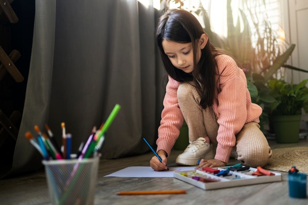 写真 屋内で家事をしている子供