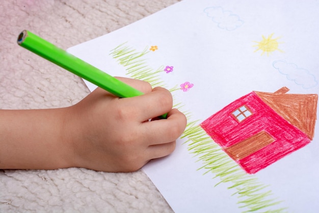 Foto bambino che disegna disegni creativi a casa