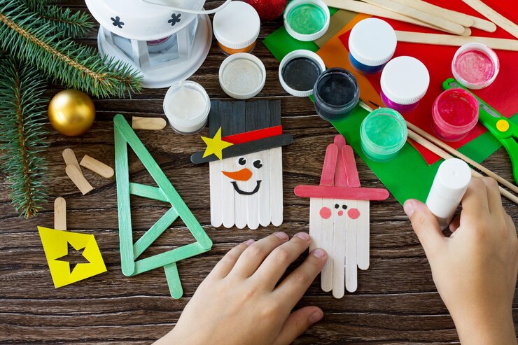 子供は詳細を描きますクリスマスの装飾やクリスマスプレゼント雪だるま手作り