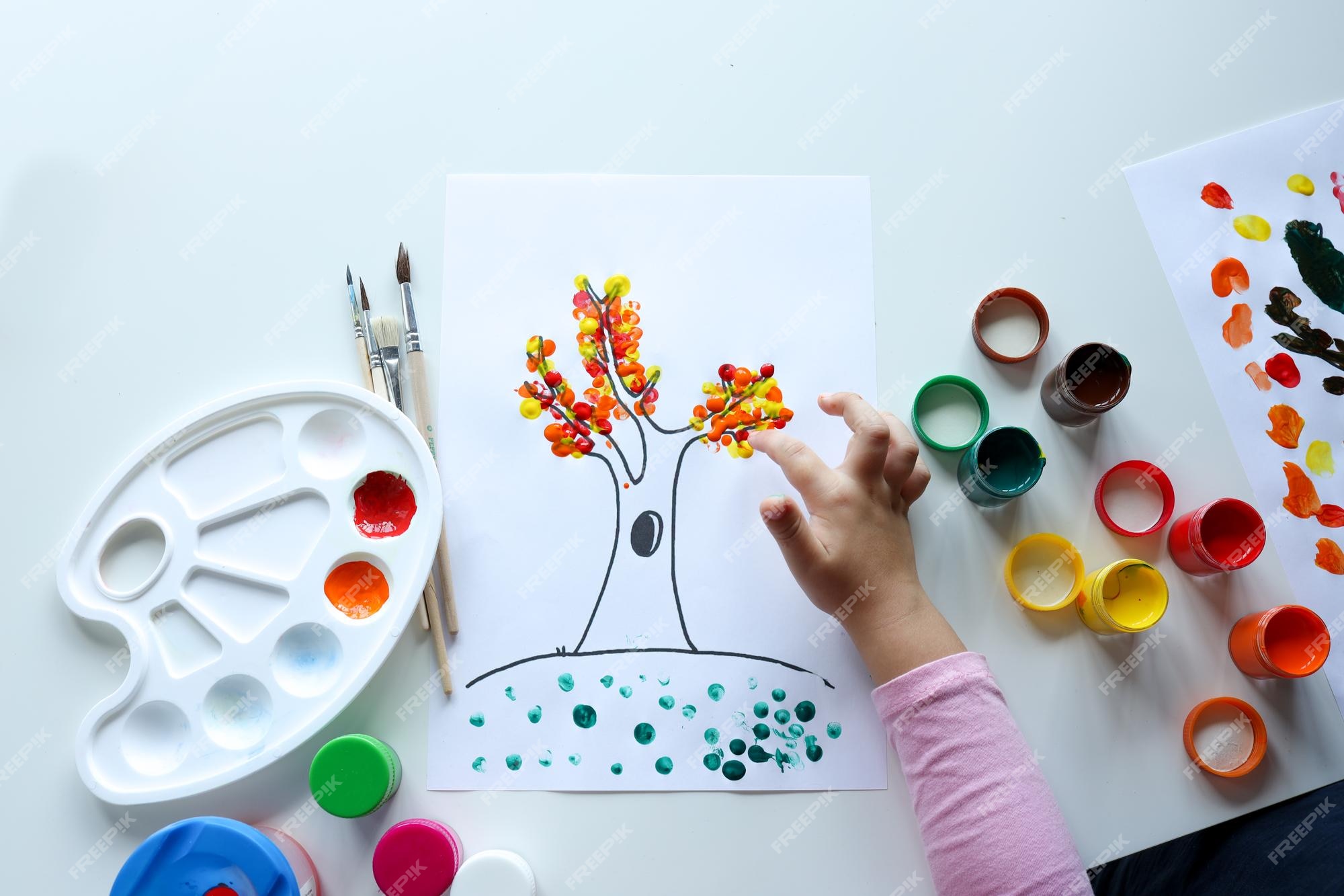 premium-photo-a-child-draws-leafs-on-a-tree-ideas-for-drawing-with