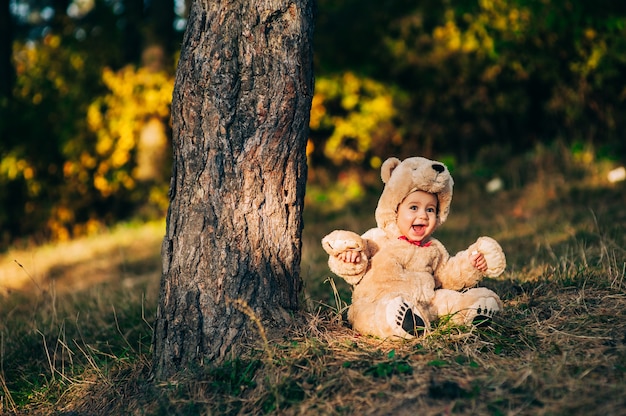 ребенок одет как медведь