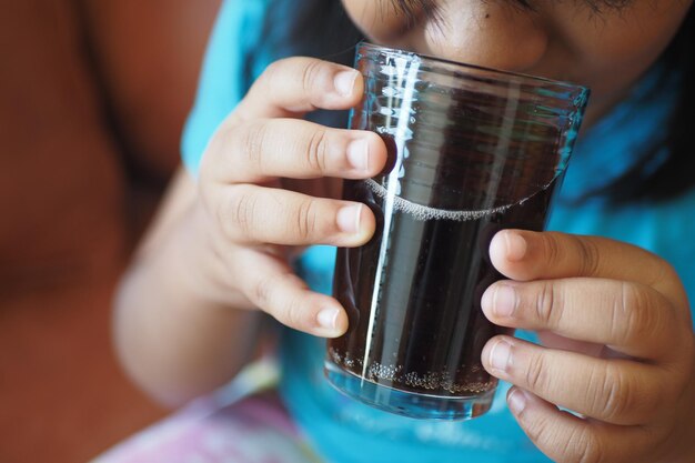 写真 子供が飲むソフトドリンクのグラス