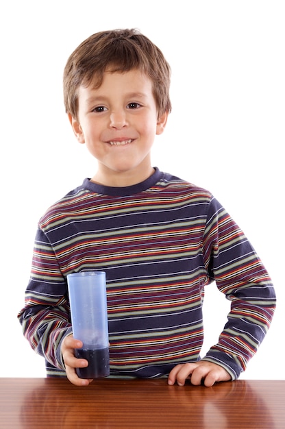 Ребенок, пить соду на белом фоне