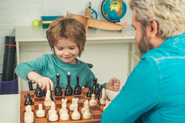 아동 초기 발달 소년은 교육 개념을 위한 체스 게임 스타일에 대해 생각하거나 계획합니다.