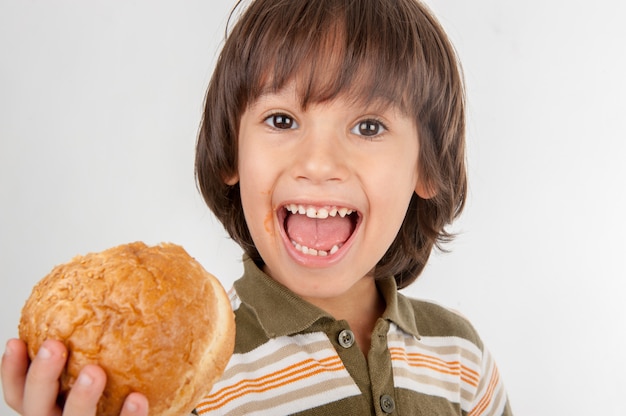 ハンバーガーを食べる子